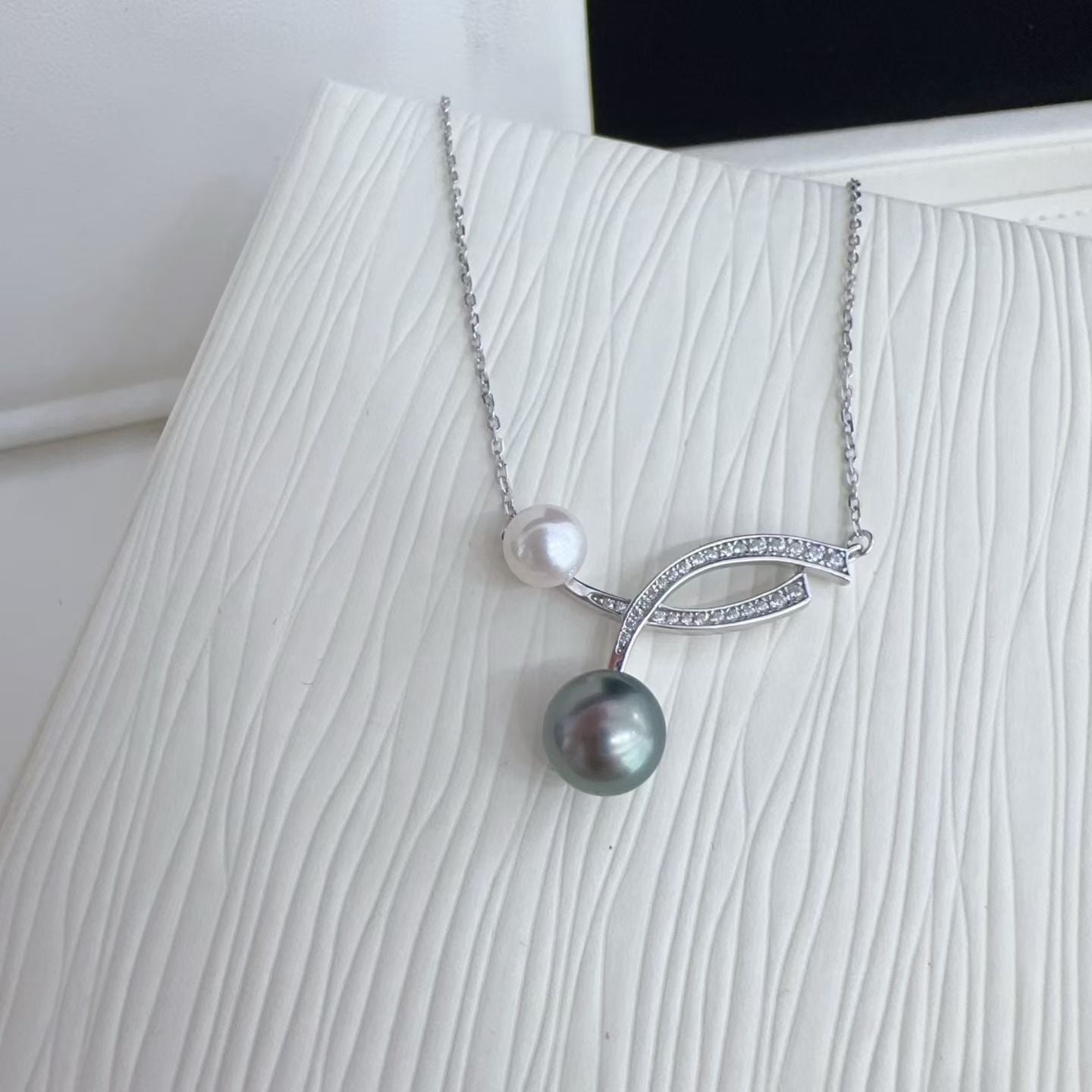 Necklace- Freshwater pearl and black Tahitian pearl with s925